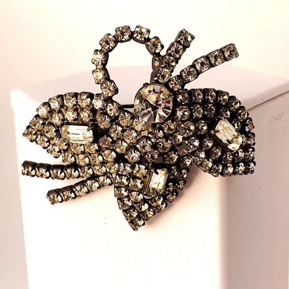 Vintage Rhinestone Encrusted Leaf Brooch Silver Tone Setting - Picture 1 of 6